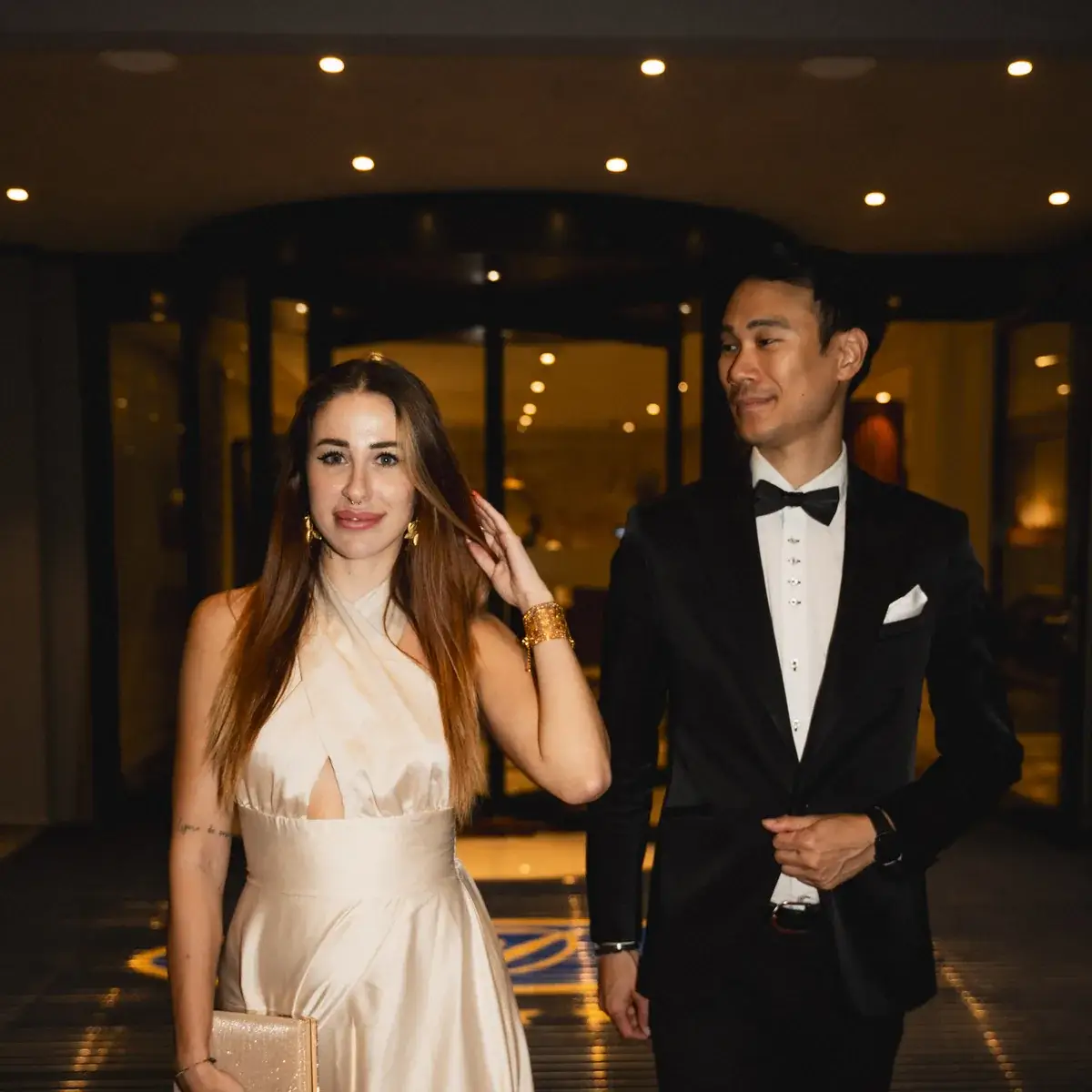 Coppia in abito da sera sul red carpet di un gala