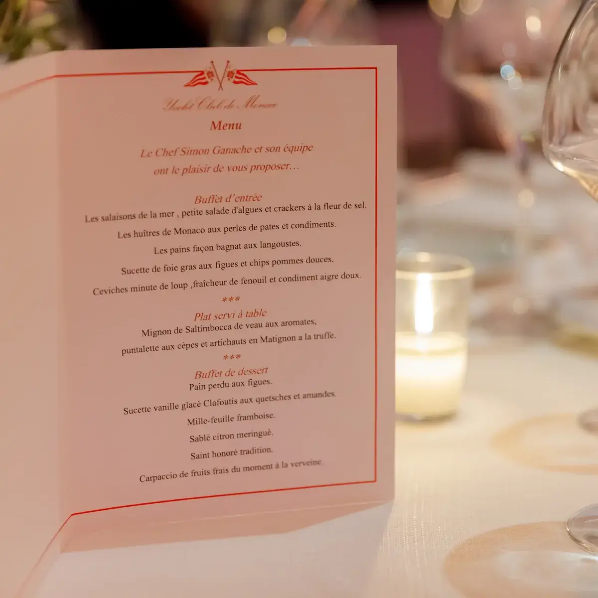 Menu e calice su una tavola di gala a Monaco