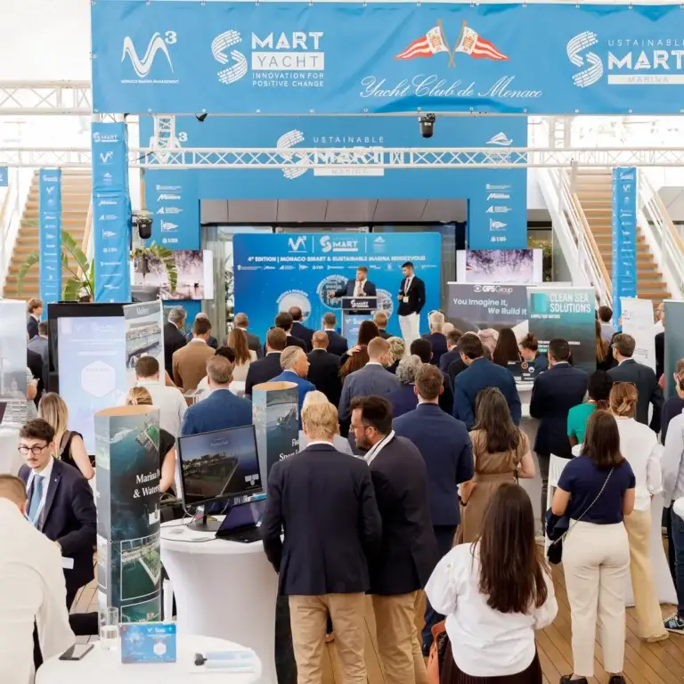 Pubblico a un evento del salone nautico di Monaco