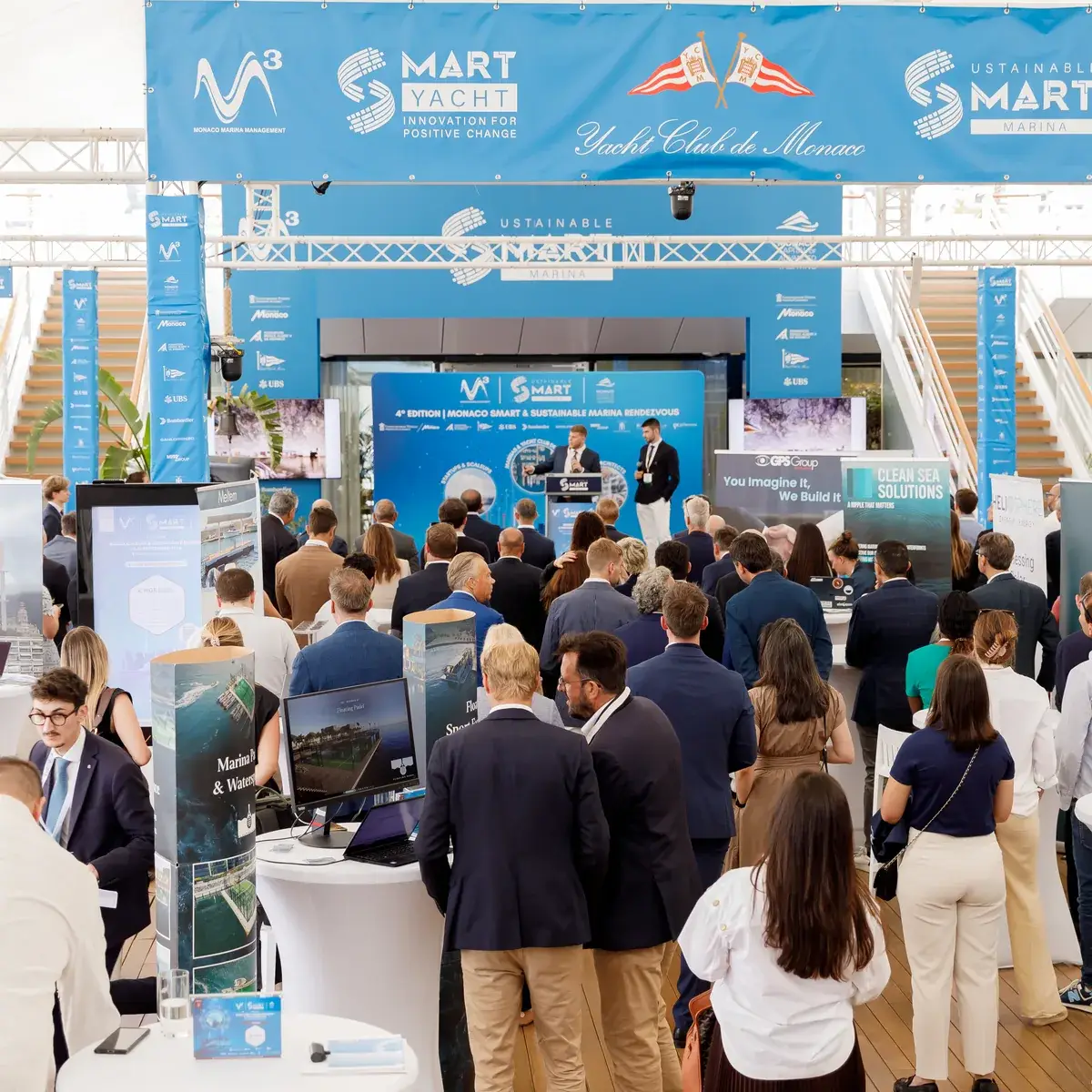 Pubblico a un evento del salone nautico di Monaco