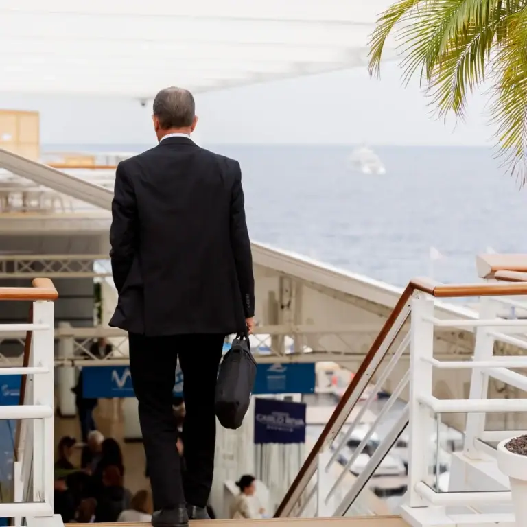 Ospite sul ponte di uno yacht davanti al mare di Monaco