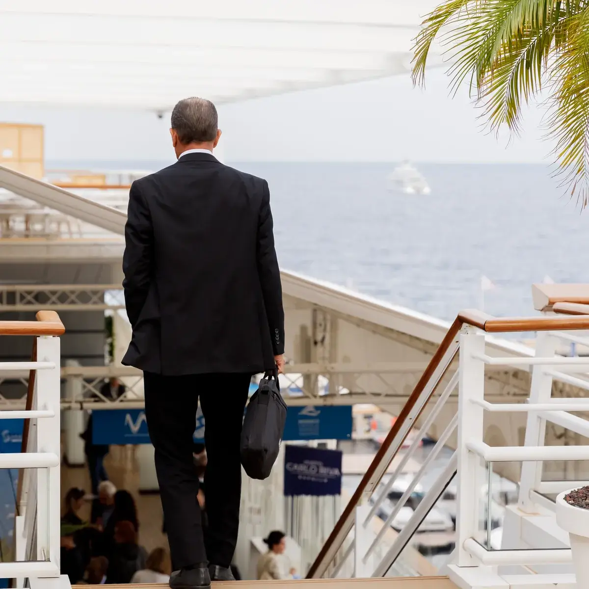 Ospite sul ponte di uno yacht davanti al mare di Monaco