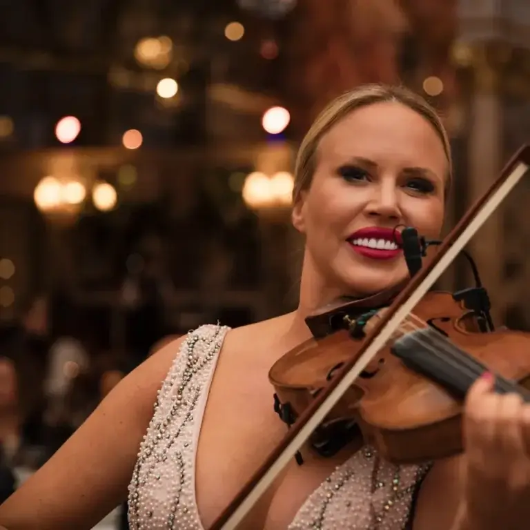 Violinista durante una cena di gala a Monte Carlo