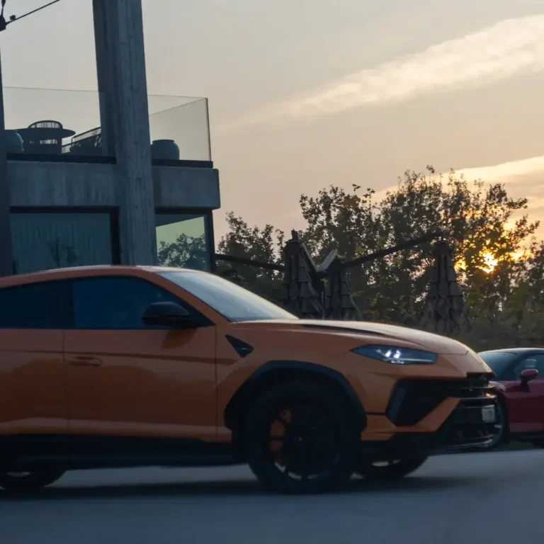 Supercar al tramonto durante un evento automotive
