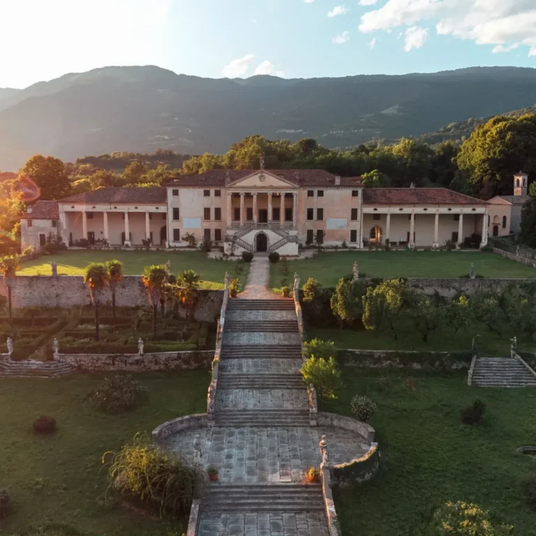 Villa storica con scalinata e giardino ripresa dal drone